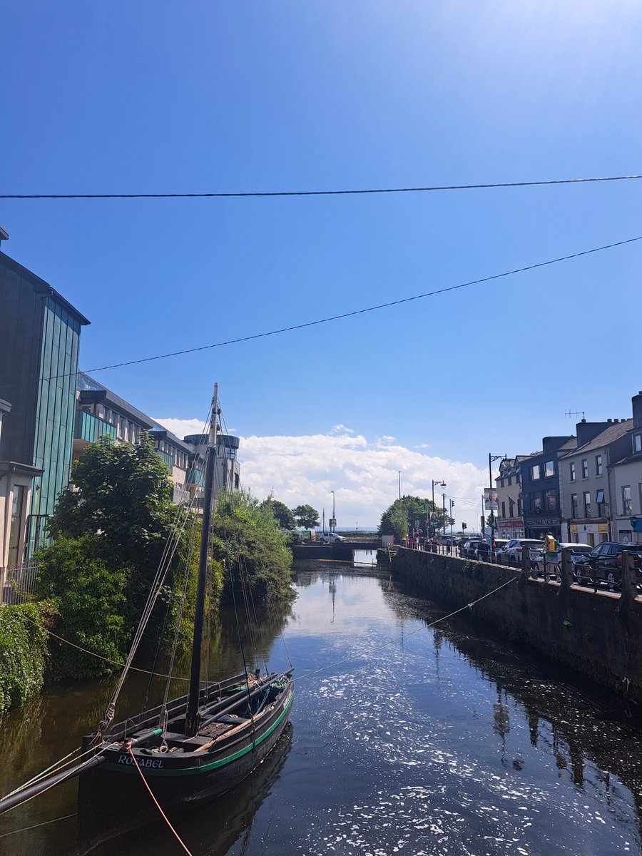It's an absolute beauty of a day in #galway 🌞👌 Perfect weather to stroll along the city's waterways with a coffee (iced!!) in hand! Here are some of our favourite walking routes with nearby coffee shops to keep you fuelled: thisisgalway.ie/galways-best-s…