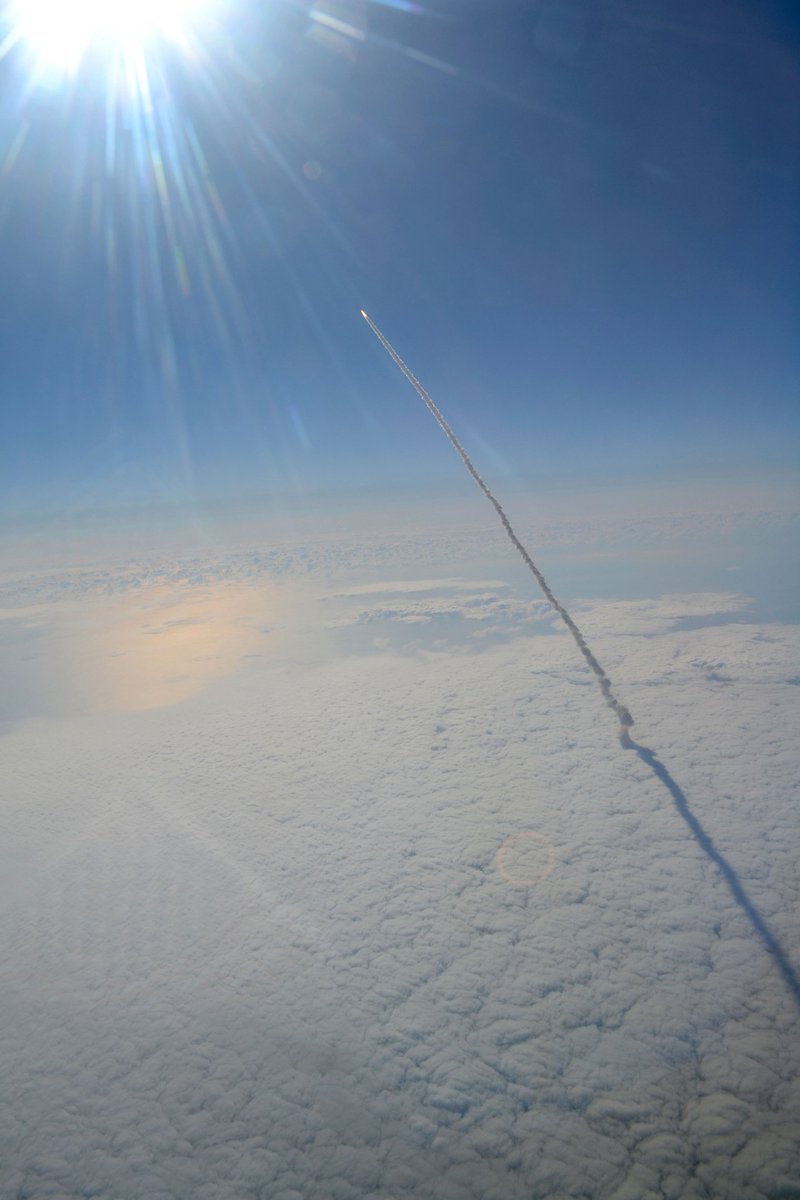 CuriosityonX's tweet photo. Leaving Earth🚀 https://t.co/H0EznO9KTR