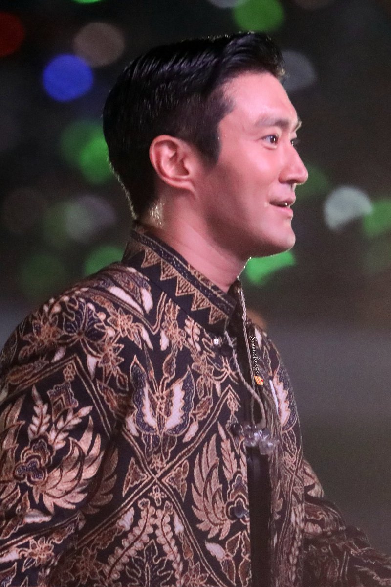 SiwonCheesecake's tweet image. Remember when he wore batik?
#SMCU_PALACE 
#SMCU_PALACE_JAKARTA 
#SUPERJUNIORSMTOWNJKT 
#SMTOWN_LIVE_2023_JAKARTA 
#슈퍼주니어 
 #SUPERJUNIOR_SMCU_LIVE 
#SUPERJUNIOR 
#SIWONCHOI 
#SIWON 
#시원
#최시원 
#崔始源 
#シウォン 
@SJofficial @siwonchoi