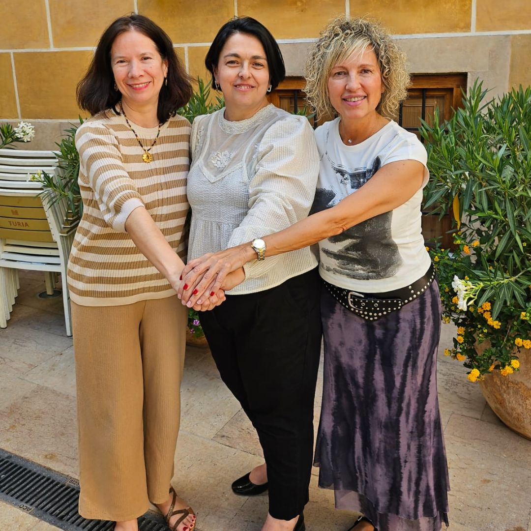 ➡️ Formación, profesión, conocimiento y ciencia, juntas en una misma imagen.

Nuestra presidenta estuvo acompañada por Adriana Ávila, presidenta de SOCINTO, y por Begoña Polonio, presidenta de CNDEUTO.

Esta foto, supone el inicio de un camino maravilloso de trabajo conjunto.