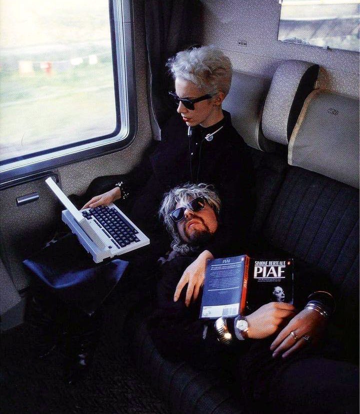 Annie Lennox and Dave Stewart of Eurythmics travelling from Brussels to Paris in 1986. 

📷 Claude Gassian