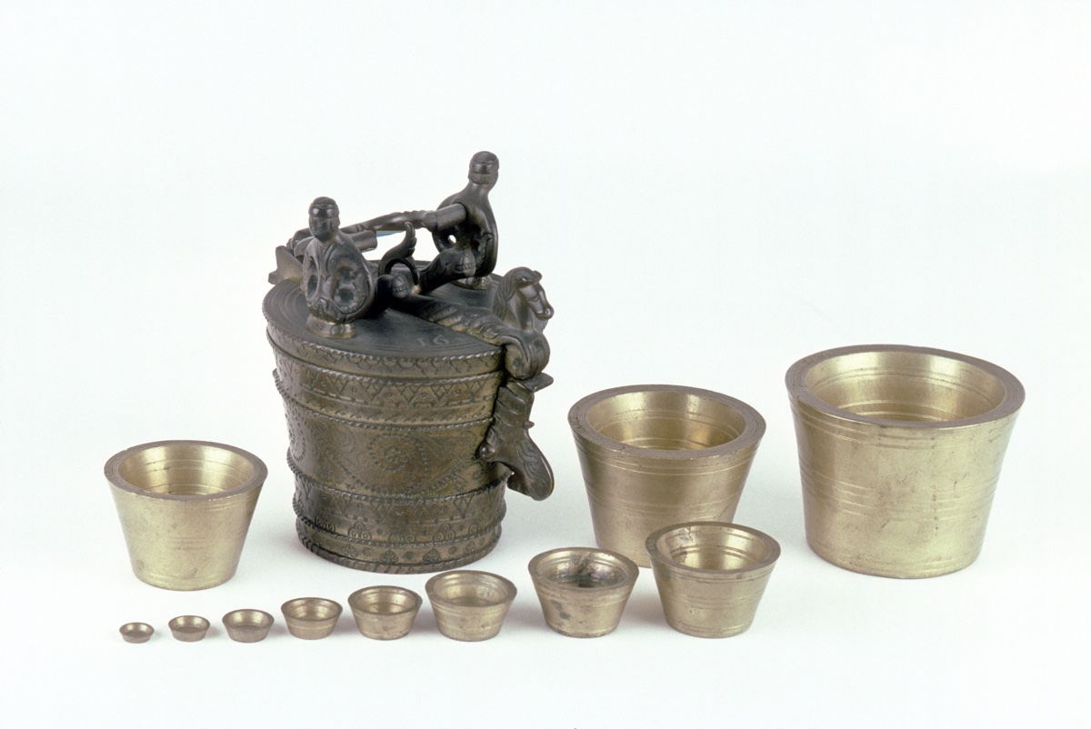 Happy #WeightsAndMeasuresDay #WorldMetrologyDay (marking the anniversary of the 1875 Metre Convention, which standardised measurement across the world).

We have lots of measuring instruments in our collection, including this nest of weights featuring seals, seahorses & mermen!