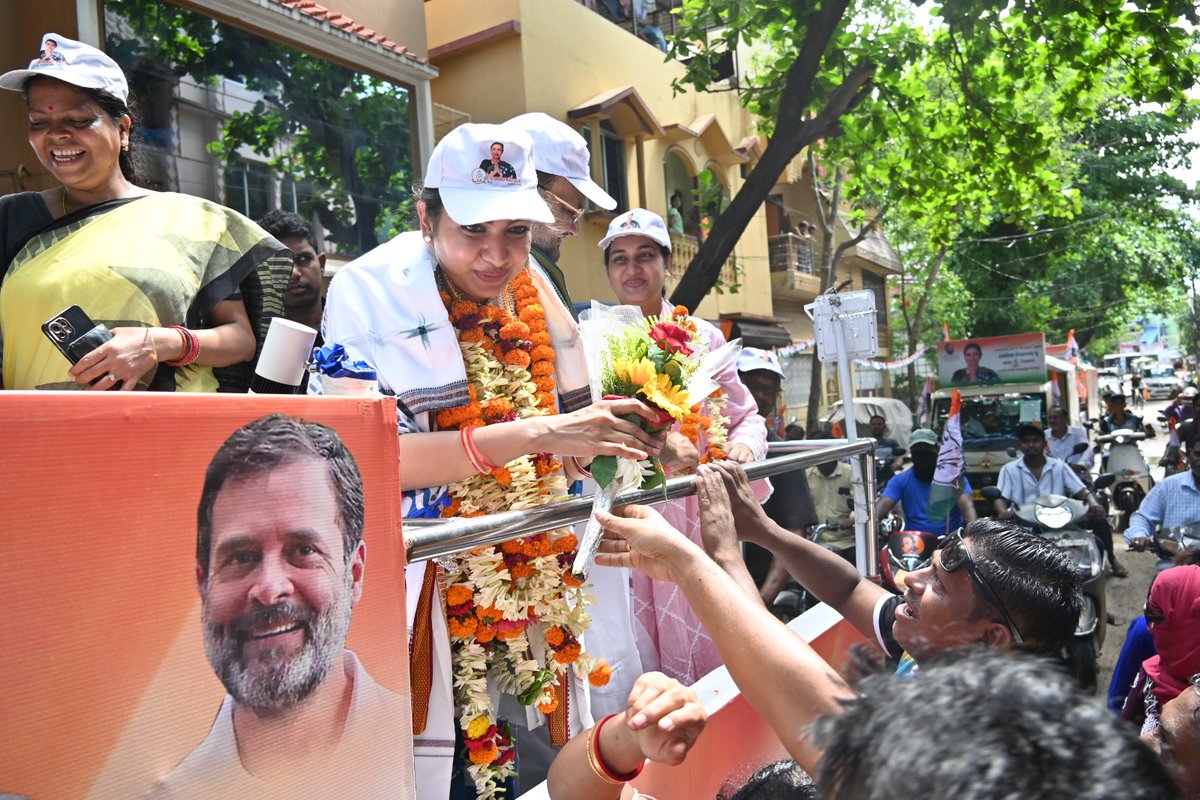 sofiafirdous1's tweet photo. ରୋଡ୍ ଶୋ' ବେଳେ କଟକ ପରିବାରର ଅପାର ପ୍ରେମ ଓ ସମର୍ଥନ ବାସ୍ତବରେ ମୋତେ ଅଭିଭୂତ କରିଛି। ଆପଣମାନଙ୍କ ଉତ୍ସାହ ଓ ସମର୍ଥନ ମୋର କାର୍ଯ୍ୟକୁ ଗତିଶୀଳ କରିଛି ଏବଂ ତାହା ମୋତେ ଆପଣମାନଙ୍କର ଅଧିକ ନିକଟତର ହେବାକୁ  ଉତ୍ସାହ ଓ ଶକ୍ତି ପ୍ରଦାନ କରିଛି।

#cuttackpride #cuttackbuzz #sofiafirdous #etharasofia #vote4sofia #cuttackchangemaker #amacuttack #cuttackassembly