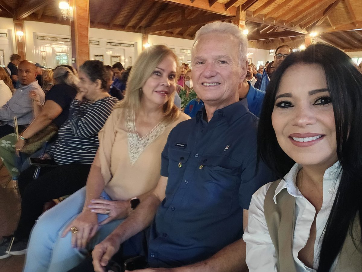 mabelvelezpr's tweet photo. Todo un éxito nuestra reunión regional de funcionarios de colegio, donde pudimos validar su preparación, compromiso y entusiasmo de camino a las primarias. ¡Gracias a nuestro ejército electoral, conmigo siempre tendrán una voz desde el senado!.  Vota por la #3
#MabelVélezRomero https://t.co/s7exXQddbj