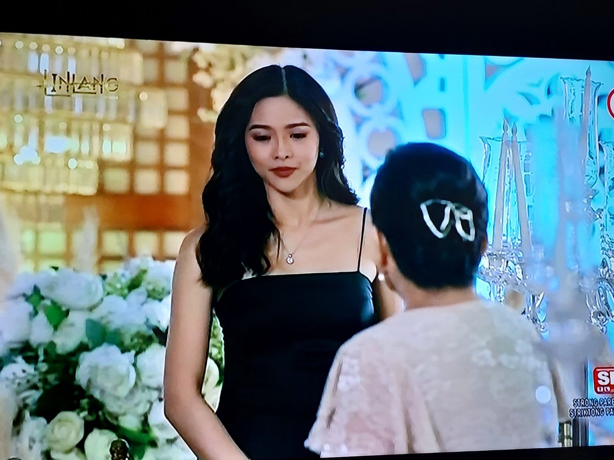 Juliana, anong reaksyon ba yan? Nanghihinayang? Nalulungkot? Na-iinggit or what? Haay. Sayang naman nga kasi. Kakapanghinayang. 

#LinlangPangako

#LinlangTheTeleseryeVersion
Juliana and Victor #JulVic
#KimPau #PauloAvelino #KimChiu