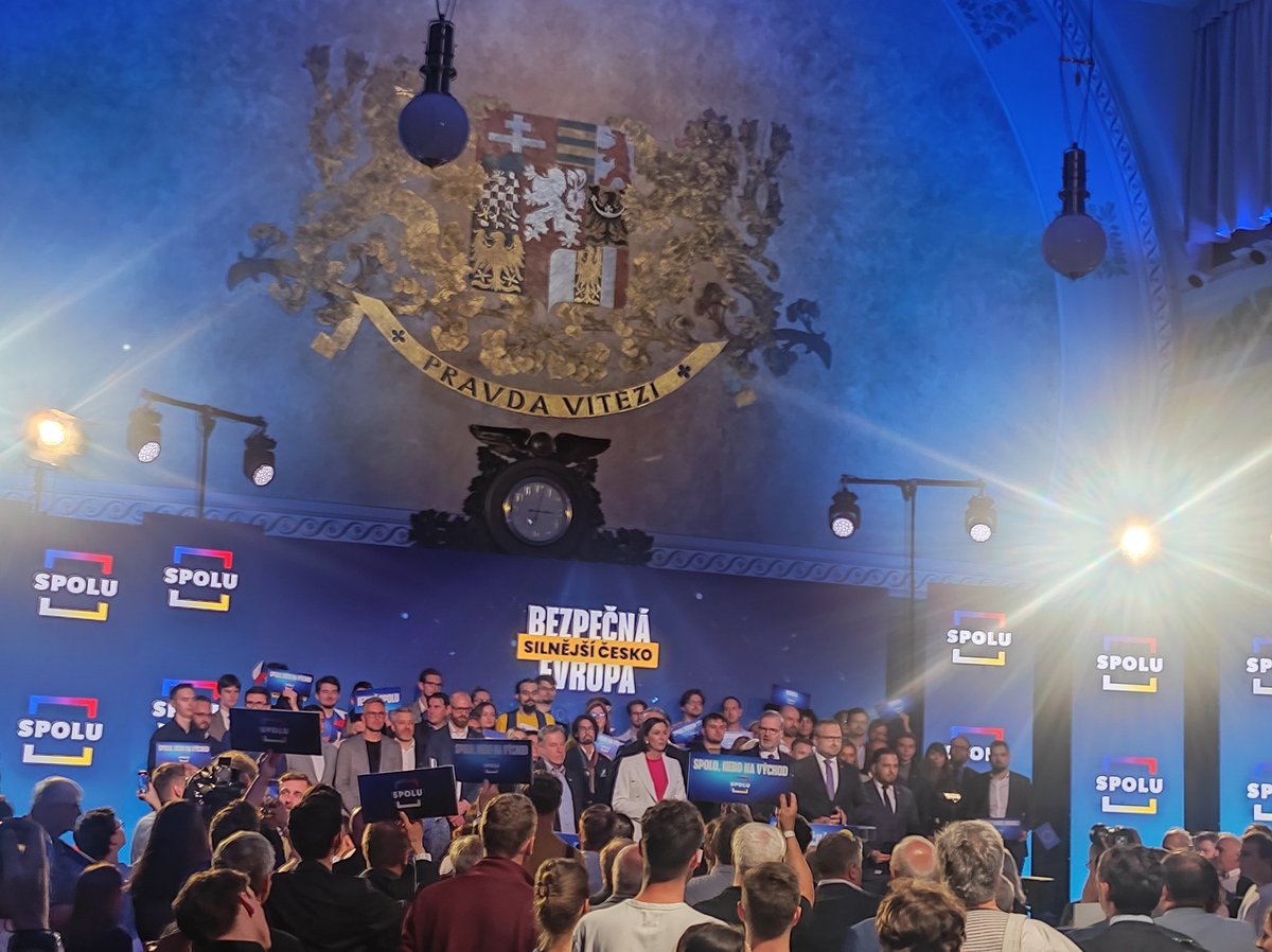 Národní zájem naší vlasti je jednoznačně :

Silné Česko v silné Evropě 🤍❤️💙

Neexistuje žádná "tamta Evropská unie" jsme to my.

Máme naši vlast Českou republiku...

Ale také širší vlast - společenství svobodných a demokratických zemí Evropské unie...

Jedině ten, kdo nepřeje