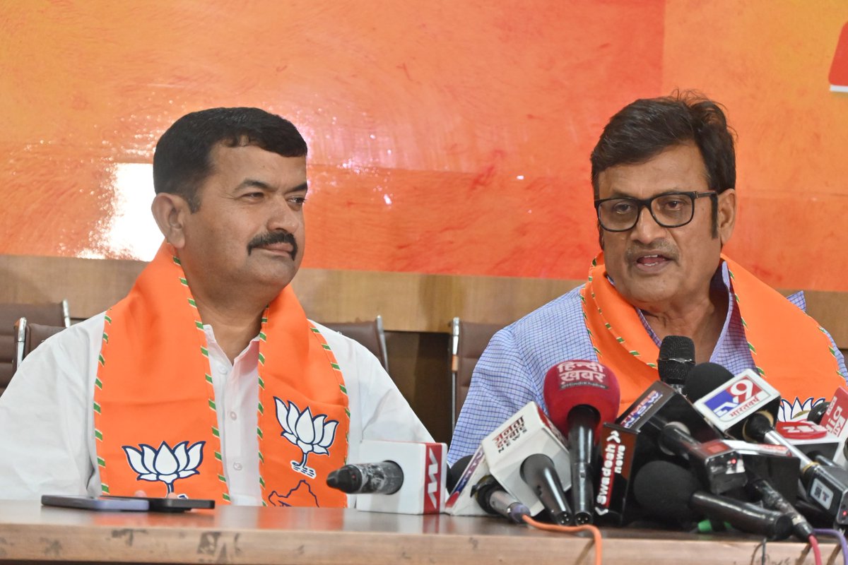 BJP4Rajasthan's tweet photo. भाजपा के वरिष्ठ नेता व पूर्व नेता प्रतिपक्ष श्री @Rajendra4BJP ने आज भाजपा प्रदेश मुख्यालय पर प्रेसवार्ता को संबोधित कर पूर्व मुख्यमंत्री अशोक गहलोत के किसान कर्जमाफी वाले बयान पर पलटवार करते हुए कहा कि हनुमानगढ़ के रावतसर की जमीन नीलामी के नोटिस को लेकर अशोक गहलोत भाजपा पर तथ्यहीन और बेबुनियाद आरोप लगा रहे हैं। किसानों की जमीन नीलामी कांग्रेस सरकार के राज में होती थी, कांग्रेस पार्टी ने किसानों के साथ जो धोखा किया वह किसी से छुपा हुआ नहीं है।
