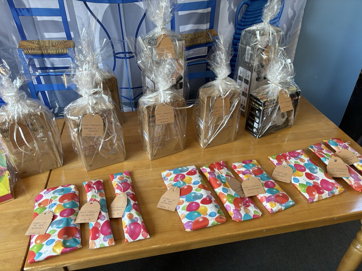 RyanPaulChard's tweet photo. Had the absolute pleasure of presenting the Hospitality and Catering departmental awards this lunch time at Crosskeys Campus @coleggwent. Well done to all the winners and staff! Very strong team @helenlawless3! https://t.co/WWYH5PxPoJ