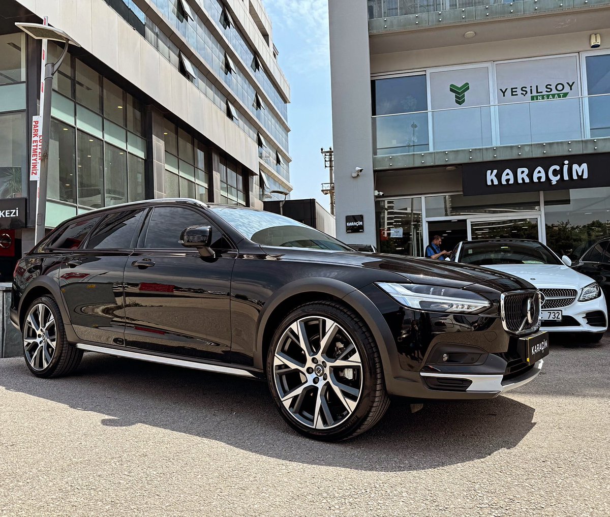 Aslan bizim işimiz Volvo V90 cross country ( bazen sahip olmak istersin ) #karaçim #karaçimotomotiv #karacim #muratkaraçim #bursa #volvo #v90 😍 @karacimotomotiv