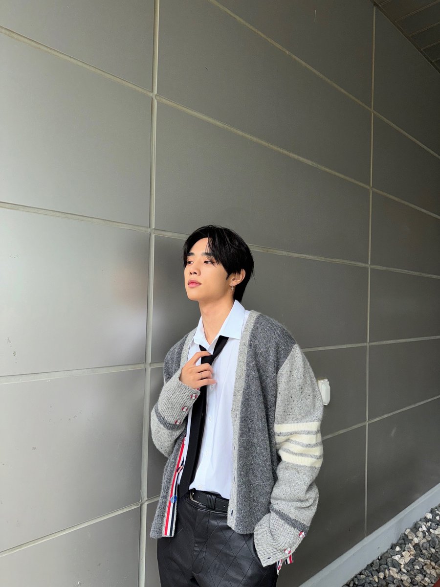 IST_THEBOYZ's tweet photo. [📸] 더보이즈 선우 하입보이스카웃 완료🌹 잘생김 부자 선우와 함께한 오늘의 하입보이😎 월요병은 날려 버리고 재미있는 하루로 기억되길 바라요😊

#THEBOYZ #더보이즈
#SUNWOO #선우 https://t.co/oIW8x0A1zd