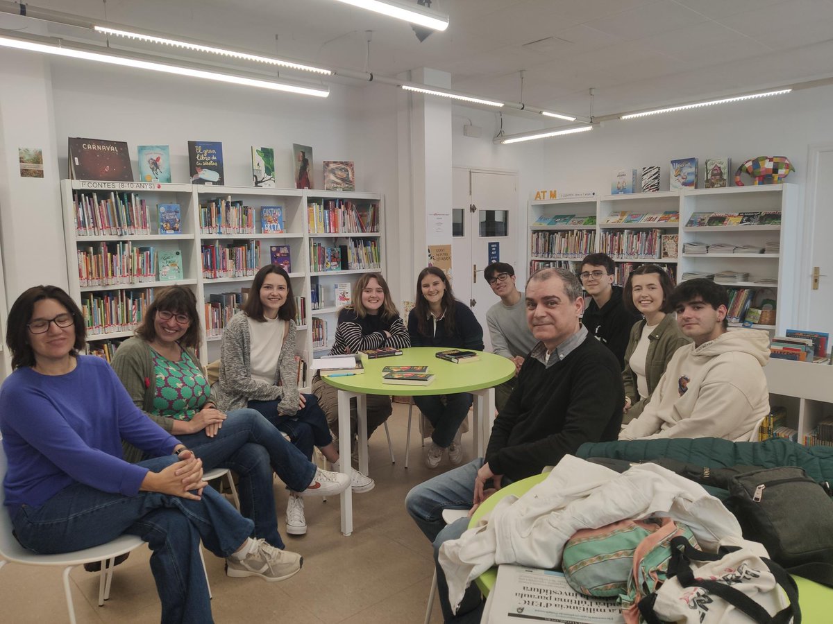 Dissabte 18, La tertúlia del Fènix va compartir amb amb alguns membres de la tertúlia de llibres, una trobada amb la traductora Elena ordeig. Moltes gràcies!
@BibliosMaresme
@bibliotequesXBM
@VilaArenysMunt
#quèfemalesbiblios #magradallegir