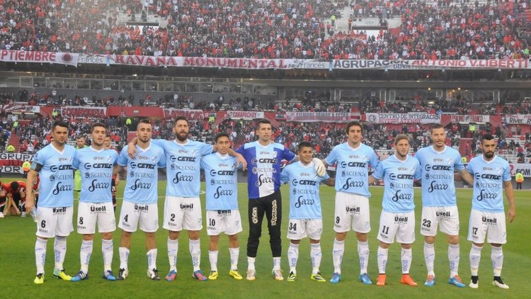 En la adversidad Temperley siempre fue gigante.
La historia lo dice, mente fría, corazón caliente... Los tibios nunca escriben la historia.
Vaya gasolero, con humildad y con huevos, somos miles haciéndole el aguante. 11 vs 11 siempre se puede más!!!