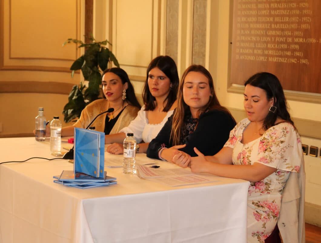 Las maestras Esther Capilla, María Niñerola e Irene Arrufat (alumnis), junto a la estudiante de Educación Infantil Lydia Salvador han publicado su primer cuento: “Alberto, un niño con talento especial auténtico” en el Real Casino Antiguo de Castellón. ➡️medios.uchceu.es/actualidad-ceu…