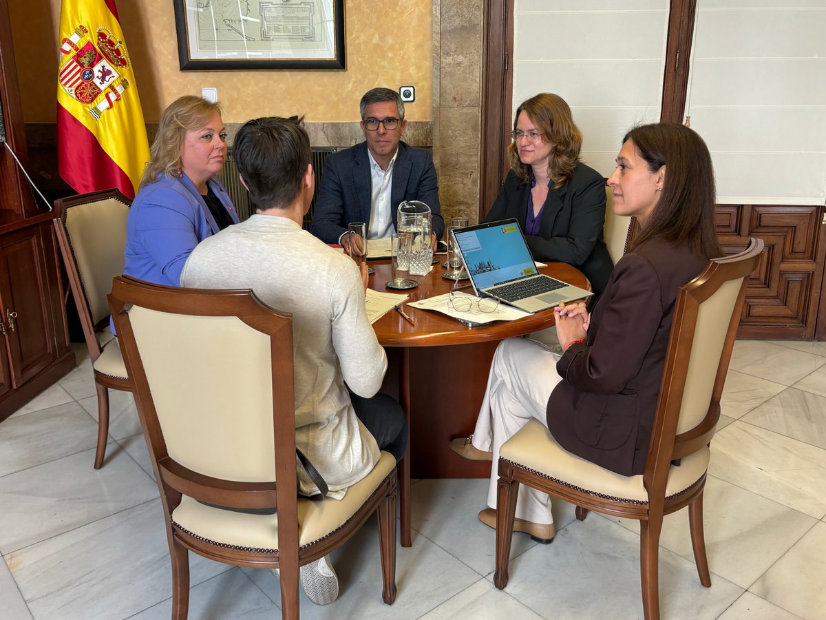 DGobiernoMadrid's tweet photo. 🤝Reunión de trabajo de la subdelegada, @TrinidadPilar, con la Federación de Asociaciones de Padres y Madres del Alumnado Francisco Giner de los Ríos @Fapa_Giner_Rios para abordar actuaciones conjuntas en el marco del #PlanDirector y fomentar la participación de las familias. https://t.co/ijjBU3PKkI