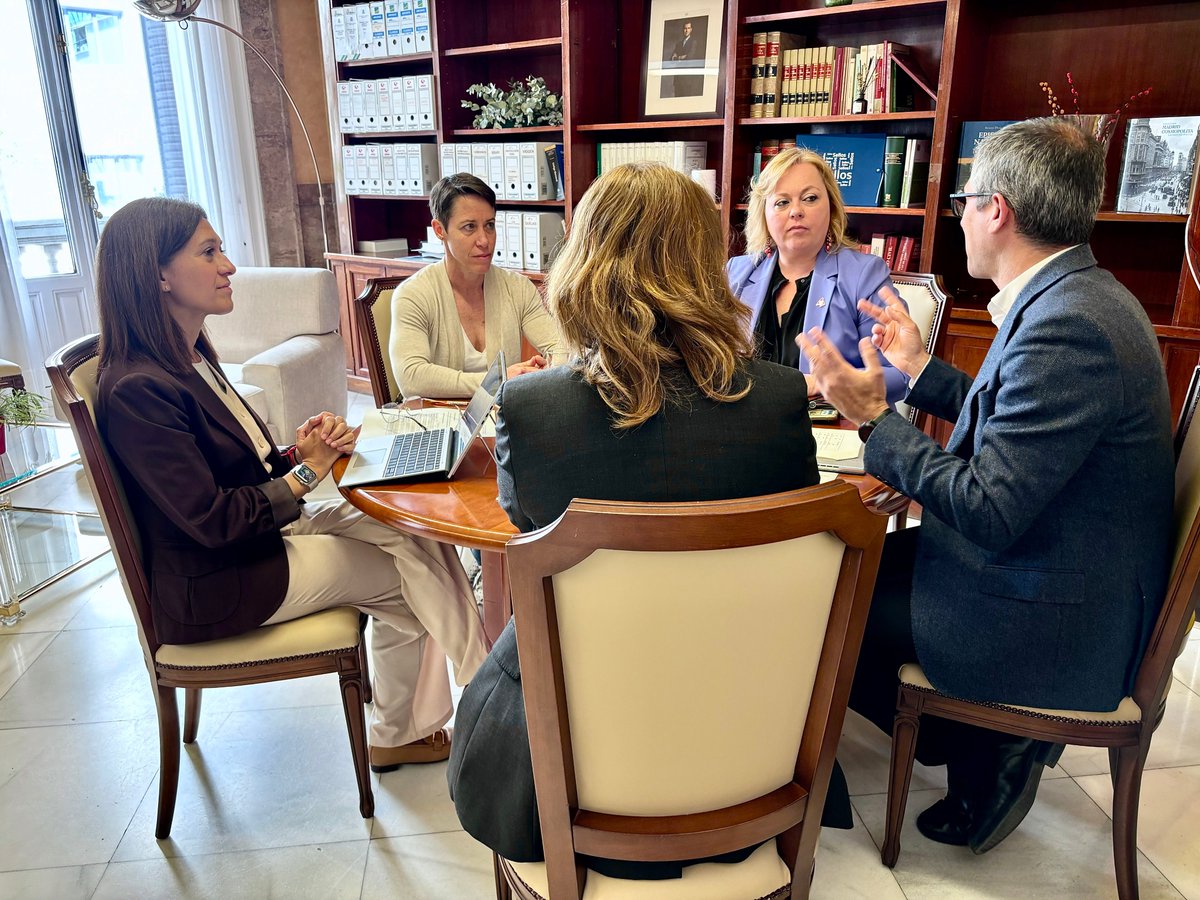 DGobiernoMadrid's tweet photo. 🤝Reunión de trabajo de la subdelegada, @TrinidadPilar, con la Federación de Asociaciones de Padres y Madres del Alumnado Francisco Giner de los Ríos @Fapa_Giner_Rios para abordar actuaciones conjuntas en el marco del #PlanDirector y fomentar la participación de las familias. https://t.co/ijjBU3PKkI