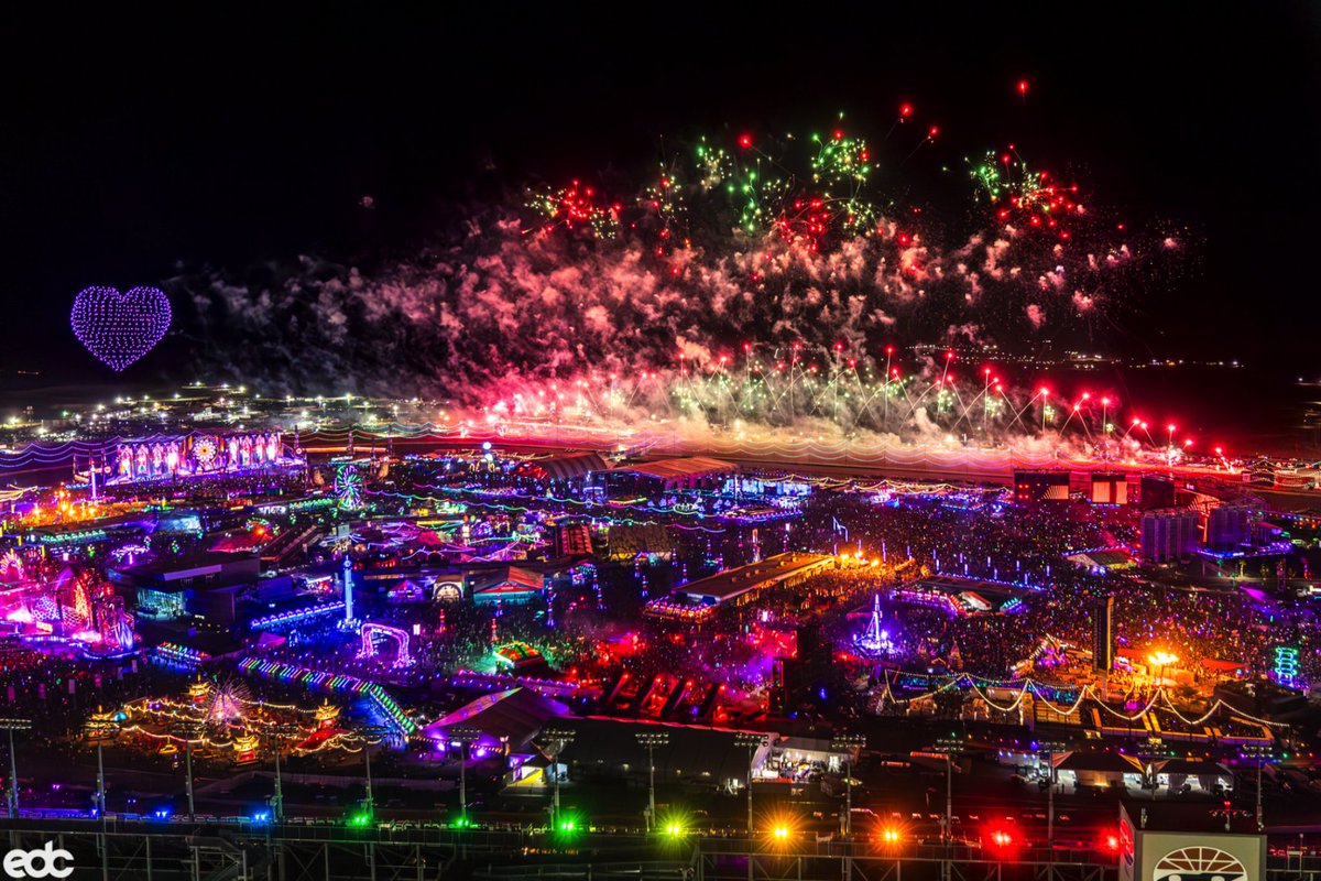 EDC_LasVegas's tweet photo. Love is in the air. 🫶 #EDCLV2024 #kineticCIRCLE https://t.co/g2XuT9sIdy
