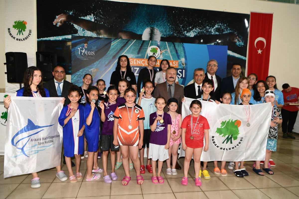 19 Mayıs Atatürk'ü Anma Gençlik ve Spor Bayramı kapsamında 🏊Belediyeler arası Yüzme Yarışması düzenledik. Dereceye giren sporculara Mamak Belediye Başkan Yardımcılarımız Erdogan Doğan ve Hüseyin Boran madalyalarını verdi. 🫶Katılım sağlayan tüm sporcularımıza ve destek veren