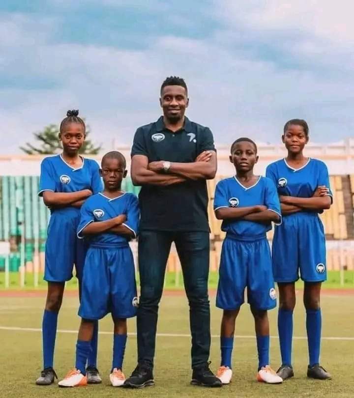 🚨Former PSG midfielder, Blaise Matuidi has opened a football academy in Congo, where kids will be trained and educated for free each year. Matuidi was born and raised in Toulouse, #France to an Angolan father, Faria Rivelino and a Congolese mother, Élise. #kano #nketiah