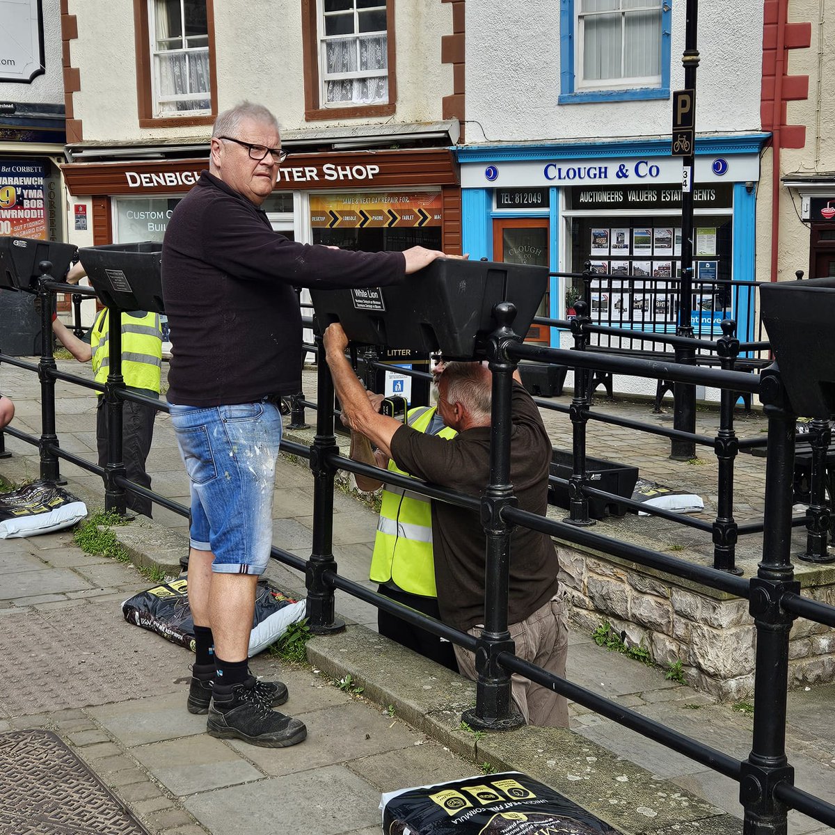 Denbighinbloom's tweet photo. A bit of muscle!
The 26 railing baskets went up like a dream thanks to this A Team!
#Diolch #Denbigh #Dinbych
#ourbloom #volunteering https://t.co/kKuqZtZUce