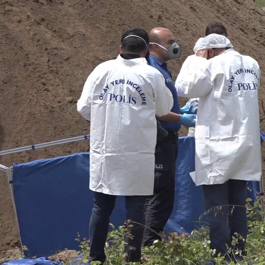 Sakarya'da inşaat kazısı esnasında elleri ve ayakları bağlı kadın cesedi bulundu.