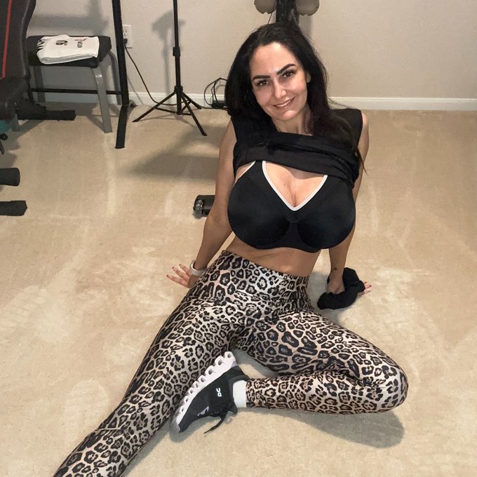 Took a break from my work out to take a pic for you https://t.co/prDHLLzACS<a href="/tag/instagramdown"class="tags"><span>#instagramdown</span></a>