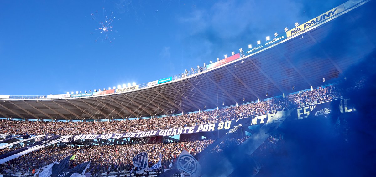 CATalleresdecba's tweet photo. No. No es una final. Tampoco la definición de un campeonato. Es un domingo cualquiera, de la Fecha 2 de un Torneo en uno de los Estadios más grandes del pais. ¿Y sabés qué? Ayer estuvo REPLETO y con TODOS SOCIOS del Club más hermoso del mundo. 

𝐒𝐈𝐄𝐌𝐏𝐑𝐄 𝐄𝐒 𝐋𝐀 𝐆𝐄𝐍𝐓𝐄 💙🤍