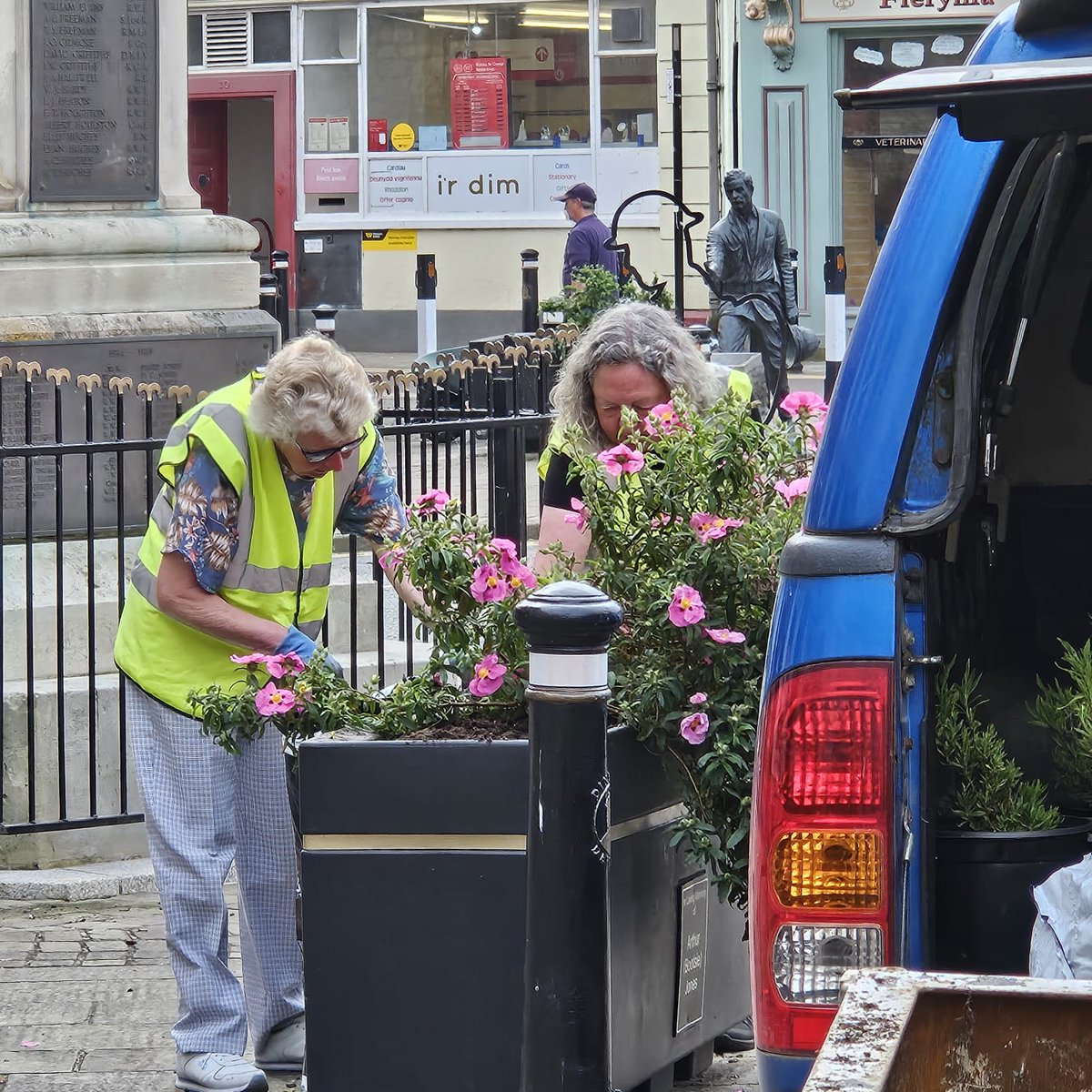 Denbighinbloom's tweet photo. The team started at 8am today, clearing existing Winter displays and refreshing compost before cracking on with planting.
#volunteers #ourbloom #Dinbych #Denbigh https://t.co/13HI4WQFNV