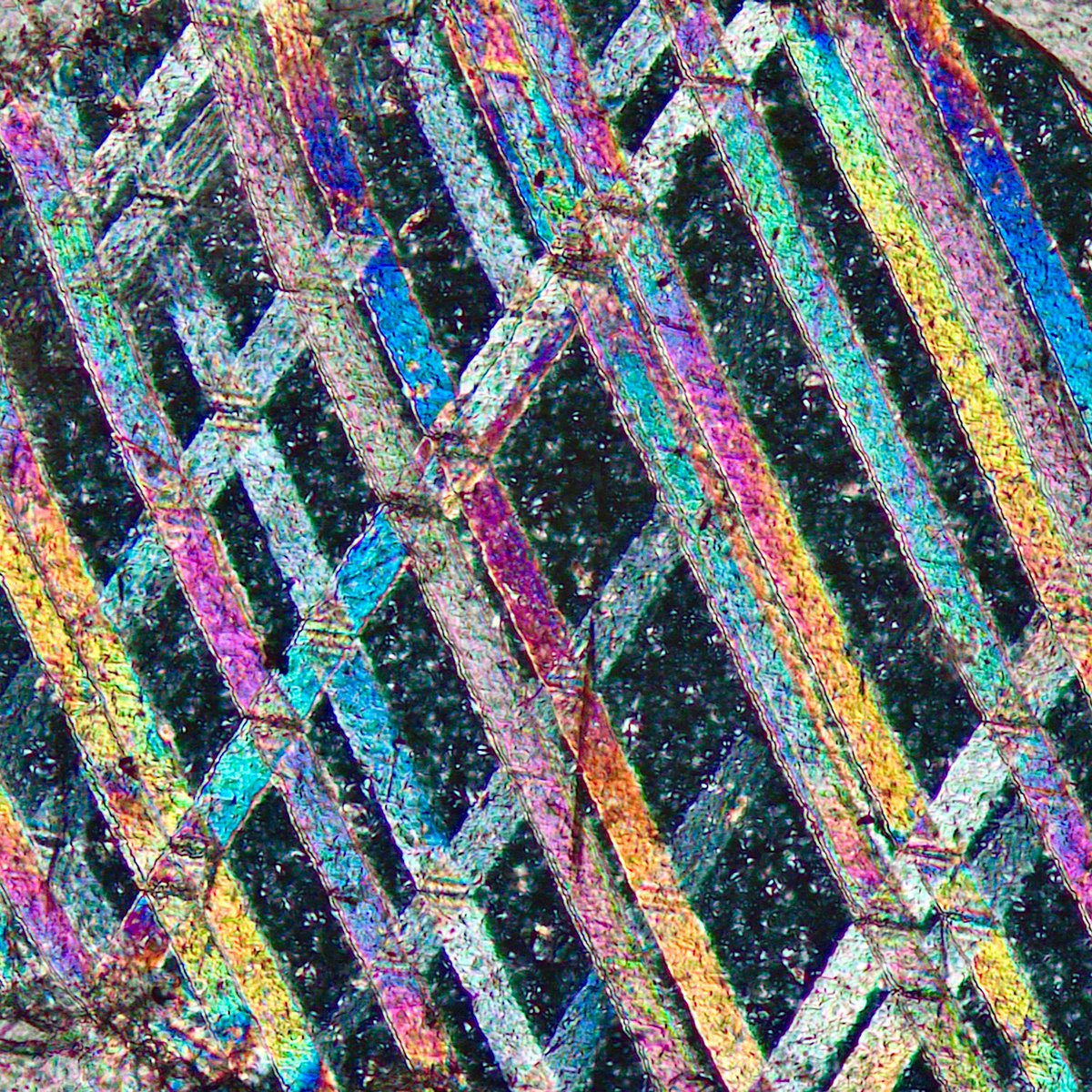 Just ended the lecture on the metamorphism of carbonate rocks!
Here a colorful twinned calcite in a marble from Lasa (south Tyrol, Italy)
Enjoy!

#science #Art #sciart #scicomm #minerals #crystals #rocks #lines #colors #wallart #marble #geology
