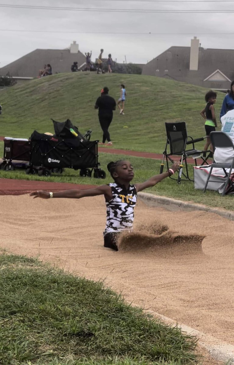 TRICITYTIGERS_T&F (@tcttigers_track) on Twitter photo 11 year old londen cloud with her sights on returning to junior olympics in the long jump !!! 11 year old londen cloud with her sights on returning to junior olympics in the long jump !!!