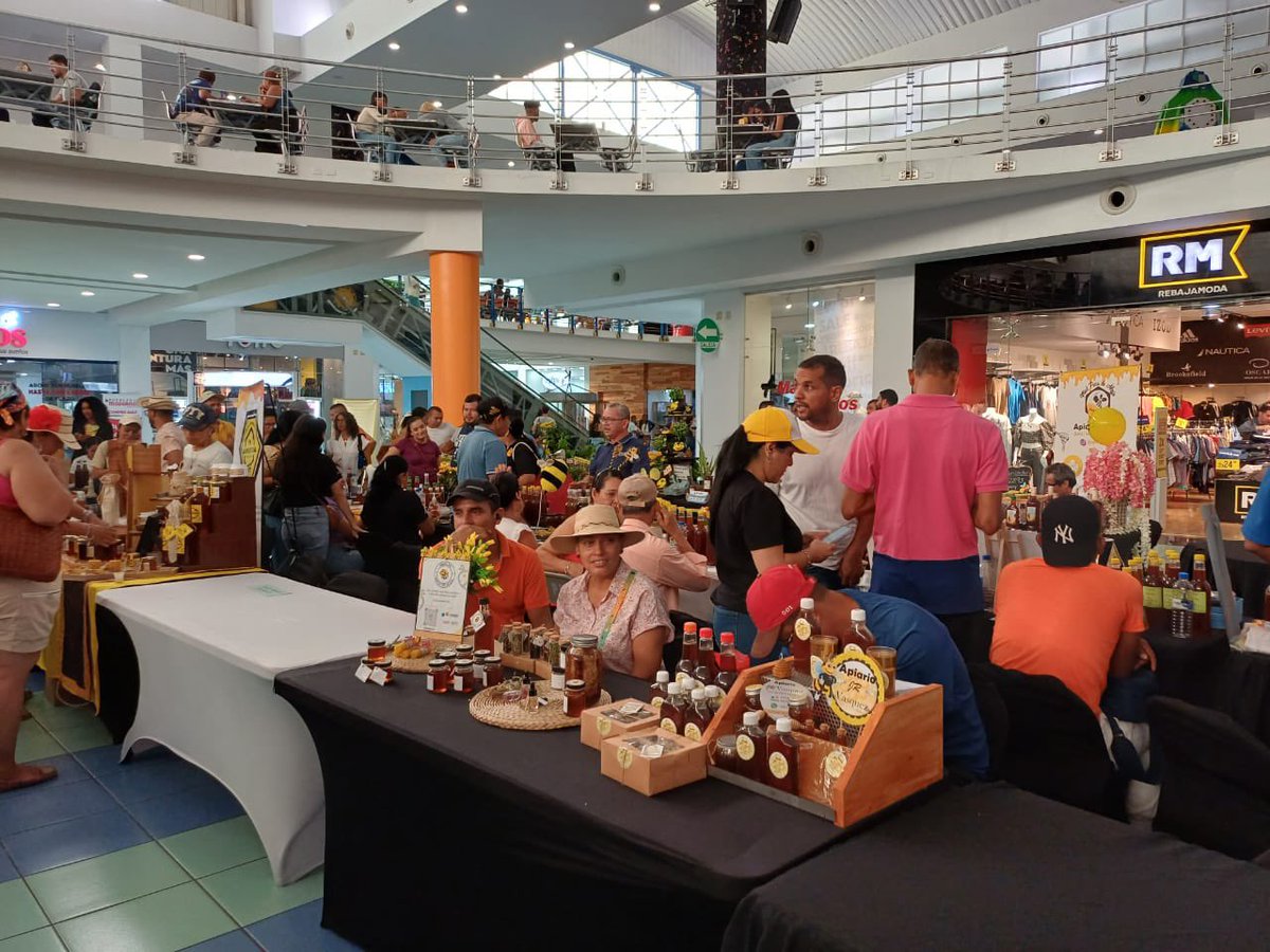 indicasat's tweet photo. 🐝🍯 La 3ra Feria Nacional de la Miel de Abeja ha sido un éxito rotundo en Albrook Mall. Apicultores de todo el país se unieron para ofrecer sus productos de alta calidad. ¡Gracias a todos los que participaron y nos acompañaron!
#FeriaDeLaMiel #MielDeAbeja #Apicultura https://t.co/77WyU2gqgS