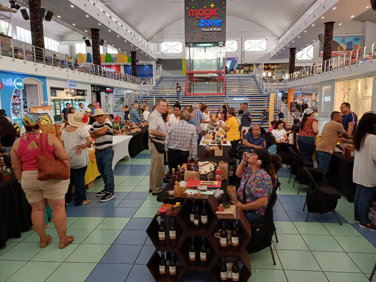 indicasat's tweet photo. 🐝🍯 La 3ra Feria Nacional de la Miel de Abeja ha sido un éxito rotundo en Albrook Mall. Apicultores de todo el país se unieron para ofrecer sus productos de alta calidad. ¡Gracias a todos los que participaron y nos acompañaron!
#FeriaDeLaMiel #MielDeAbeja #Apicultura https://t.co/77WyU2gqgS