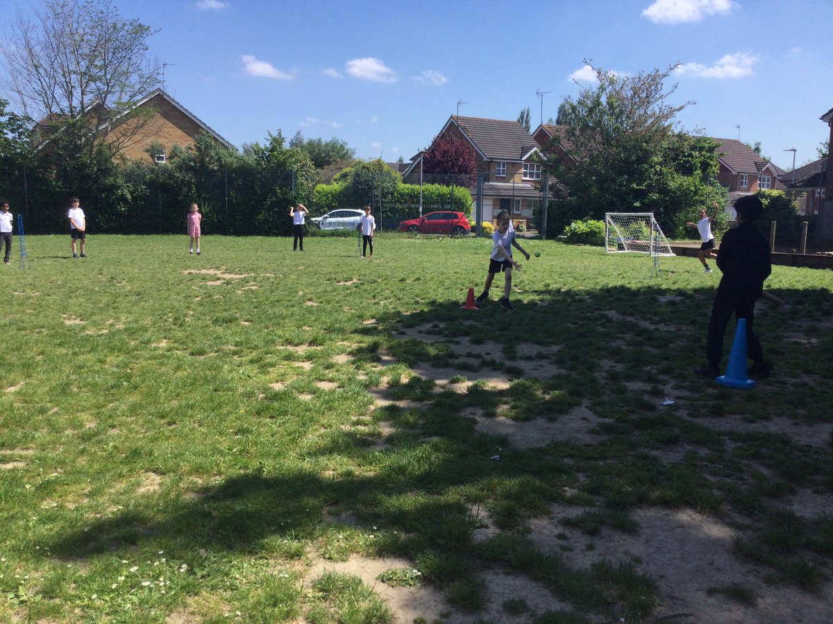 ThamesideSch's tweet photo. Leopard class have enjoyed learning how to play rounders this term.  We finished off with a whole class match in the sunshine. #leopardstps #petps #teamworktps https://t.co/eYosHzrsPN