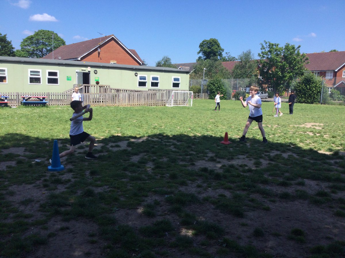 ThamesideSch's tweet photo. Leopard class have enjoyed learning how to play rounders this term.  We finished off with a whole class match in the sunshine. #leopardstps #petps #teamworktps https://t.co/eYosHzrsPN