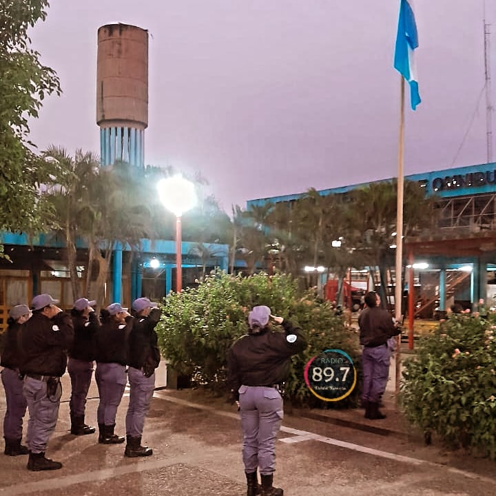 #AltaEnElCielo🇦🇷

Como todos los días, primero la Patria...🇦🇷

Destacamento Estación Terminal de Ómnibus (ETOF)