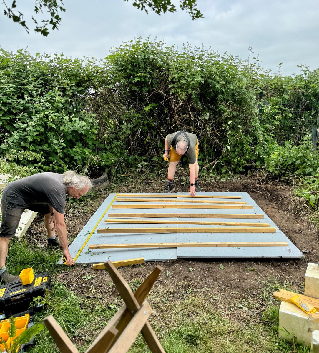 WorcComGarden's tweet photo. Ready…steady…go composting toilet!
Here’s Jon and Bob constructing the pontoon base for our new floating #composttoilet.
It will be a relief for our #volunteers once it is finished!
#composttoilet #communitygarden #worcester #worcestershire #volunteers #pontoon https://t.co/GJjNUPb0pt