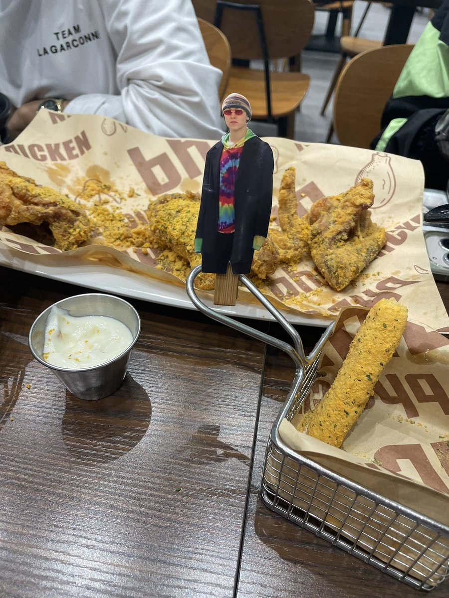 SSEOMT's tweet photo. vernon had fried chicken with friends (cc @PUPSEUNGMlN @seasaltscreams &amp; @Iixluver) (yes this is a repost) https://t.co/8ESvx1aDUD
