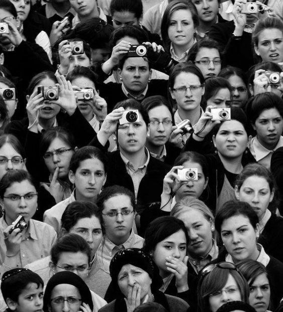 ‌آدم ها همیشه برای ثبت رسوایی های شما حاضر هستند...