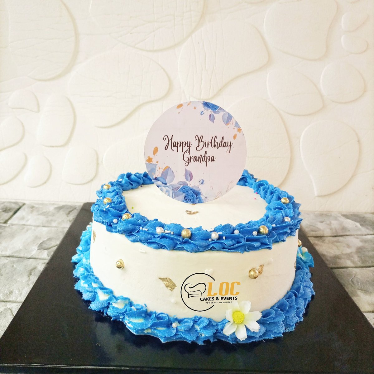 Frame 1: Mini Banana Bread Frame 2: Midi Banana Bread Frame 3: Milky Doughnuts and foil cake Frame 4: '8 Budget cake Please send us a message at least a day before delivery date. We do not offer same-day delivery. Pls RT when this pops on your TL @HafeezAkanni_ @Uzzyokeke
