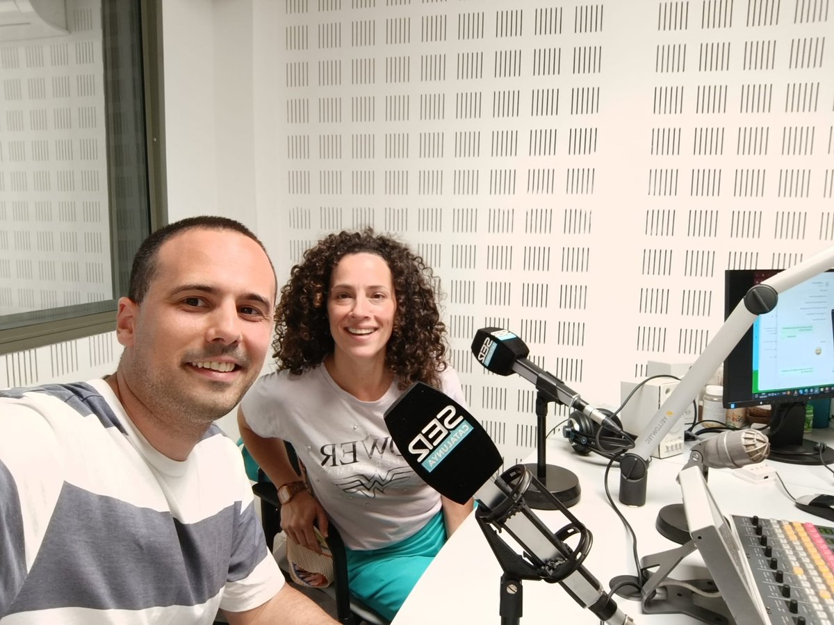 ➡️Dc, els #joves del #TechTalent van visitar Ràdio Reus📻
🎧De la mà del periodista @Jcartanya70 van conèixer la ràdio i els van entrevistar🎤per explicar llur experiència en el projecte
🙌Gràcies Jordi i a tot l'equip de l'emissora‼👌
#formació #TIC #ods4 #ods17 #MasCarandell