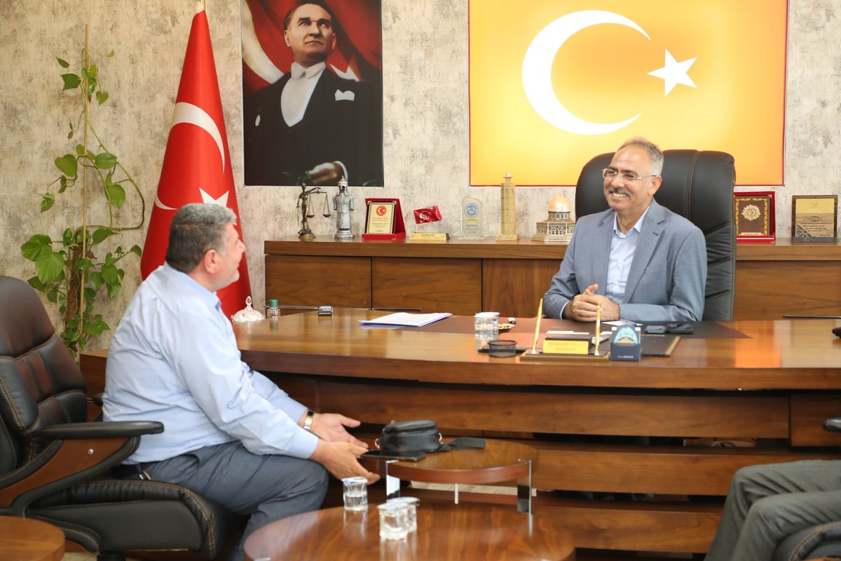 Meclis üyelerimiz ile birlikte; Muhtarlarımız ve vatandaşlarımızla bir araya gelerek, taleplerini ve sorunlarını dinleyip, çözümler üretmeye devam ediyoruz.

Halkımızın taleplerini ve ihtiyaçlarını önemsiyor, Hep birlikte, daha güzel ve daha yaşanabilir bir Eyyübiye için