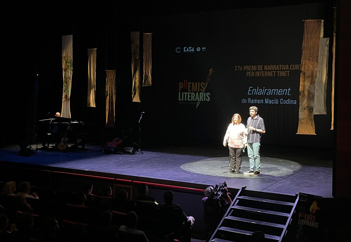 🏆👏 <a href="/ramon_macia/">Ramon Macià</a> guanya el 27è #PremiTINET amb el relat 'ENLAIRAMENT'. El veredicte s'ha fet públic en el marc de la gala dels #PremisLiterarisTGN aquest dissabte al Teatre Tarragona

ℹ️ tinet.cat/ramon-macia-co…

<a href="/TGNcultura/">Tarragona Cultura</a> <a href="/CNLTarragona/">CNL Tarragona</a> <a href="/OmniumTarragone/">Òmnium Tarragonès</a> <a href="/Dipta_cat/">Diputació de Tarragona</a>