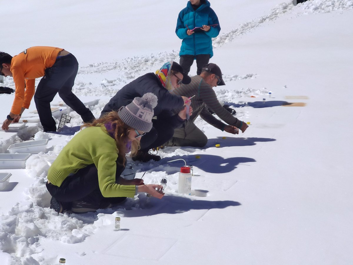 📷Nuestros investigadores, en una salida a Izas (#Huesca), realizando mediciones del 𝐩𝐫𝐨𝐲𝐞𝐜𝐭𝐨 ‘𝐒𝐧𝐨𝐰𝐝𝐮𝐬𝐭’, 𝐩𝐚𝐫𝐚 𝐥𝐚 𝐨𝐛𝐬𝐞𝐫𝐯𝐚𝐜𝐢𝐨́𝐧 𝐝𝐞𝐥 𝐢𝐦𝐩𝐚𝐜𝐭𝐨 𝐝𝐞𝐥 𝐩𝐨𝐥𝐯𝐨 𝐬𝐚𝐡𝐚𝐫𝐢𝐚𝐧𝐨 𝐞𝐧 𝐥𝐚 𝐟𝐮𝐬𝐢𝐨́𝐧 𝐝𝐞 #𝐧𝐢𝐞𝐯𝐞 en los #Pirineos