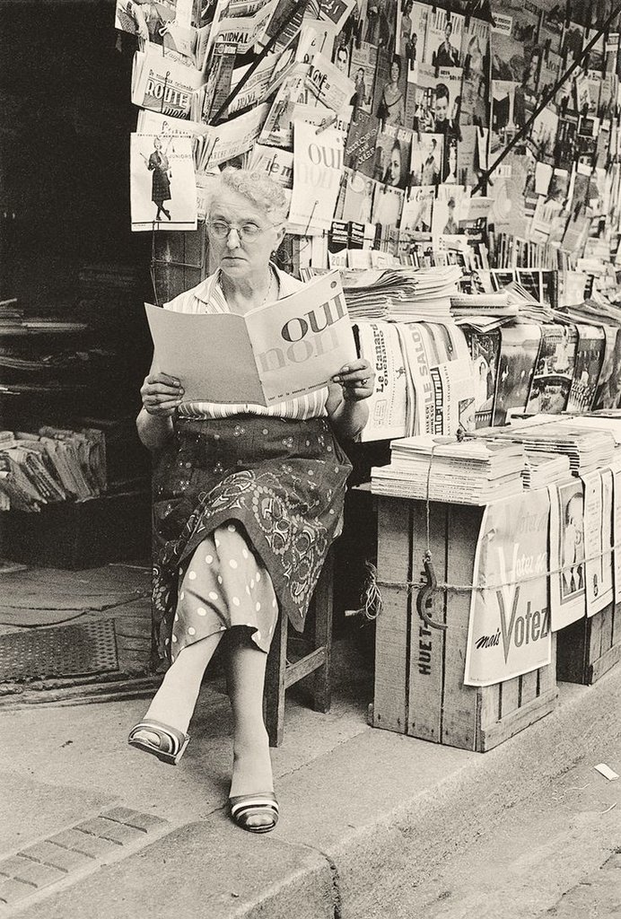 Gérard Castello-Lopes. 
Marchande de journaux lisant.
1958.