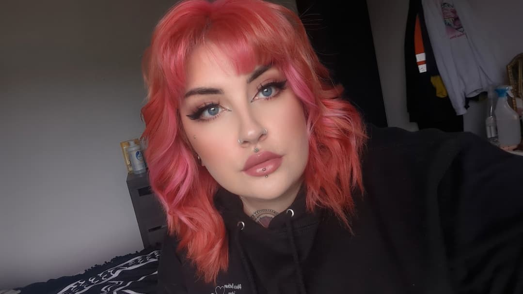 Hiya it is me 
(No one knows me lol)