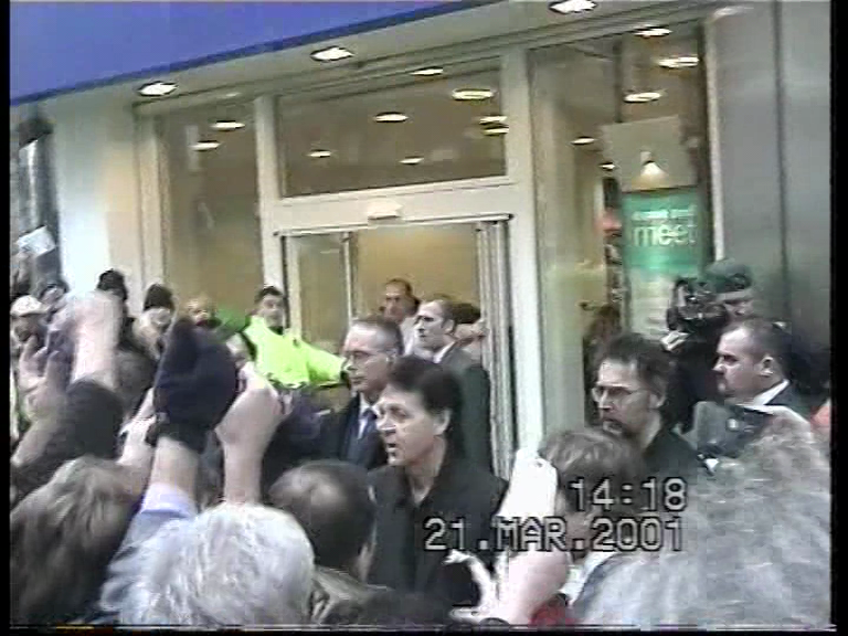 stevenrutter64's tweet photo. @LudoJanssens London full of loonies with knives , yet this is a serious lapse of 'security' by Mark Hamilton who often exposes Paul to DANGER....mad scrums in Liverpool with screaming 'fanatics' shouting ...''PAULPAULPAULPAUL...SIGN DIS ....SIGN DAT WILL YER LAR ? PAUL PAUL...' and now this. https://t.co/GSeDDHqNEo
