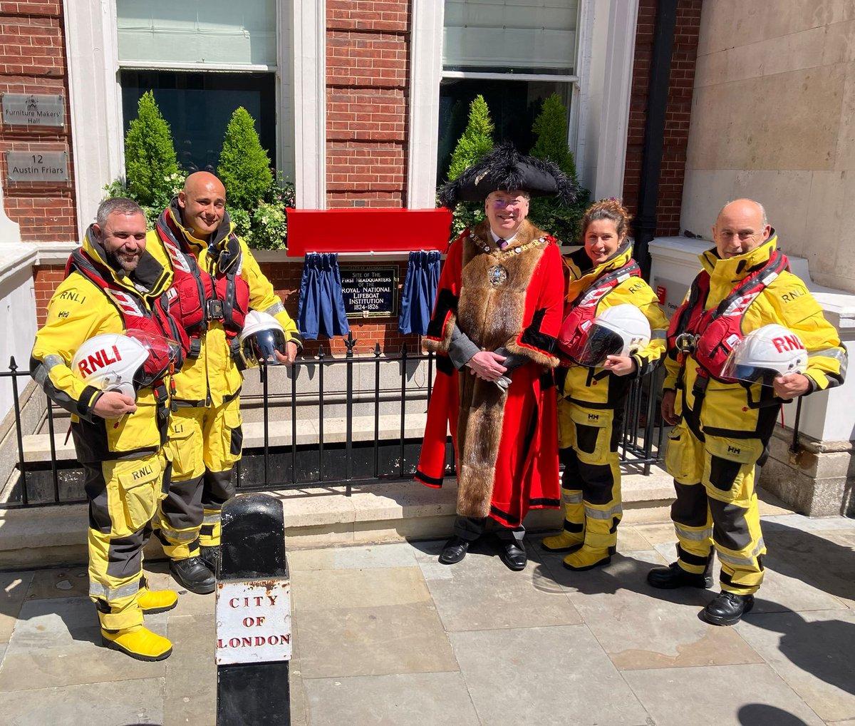 Did you know that the @RNLI was founded right here in the City of London in 1824? 200 years later RNLI volunteers and staff have saved over 146,270 lives - an average of two a day! Thrilled to bestow a blue plaque on the RNLI’s first HQ today: highlighting the important role the
