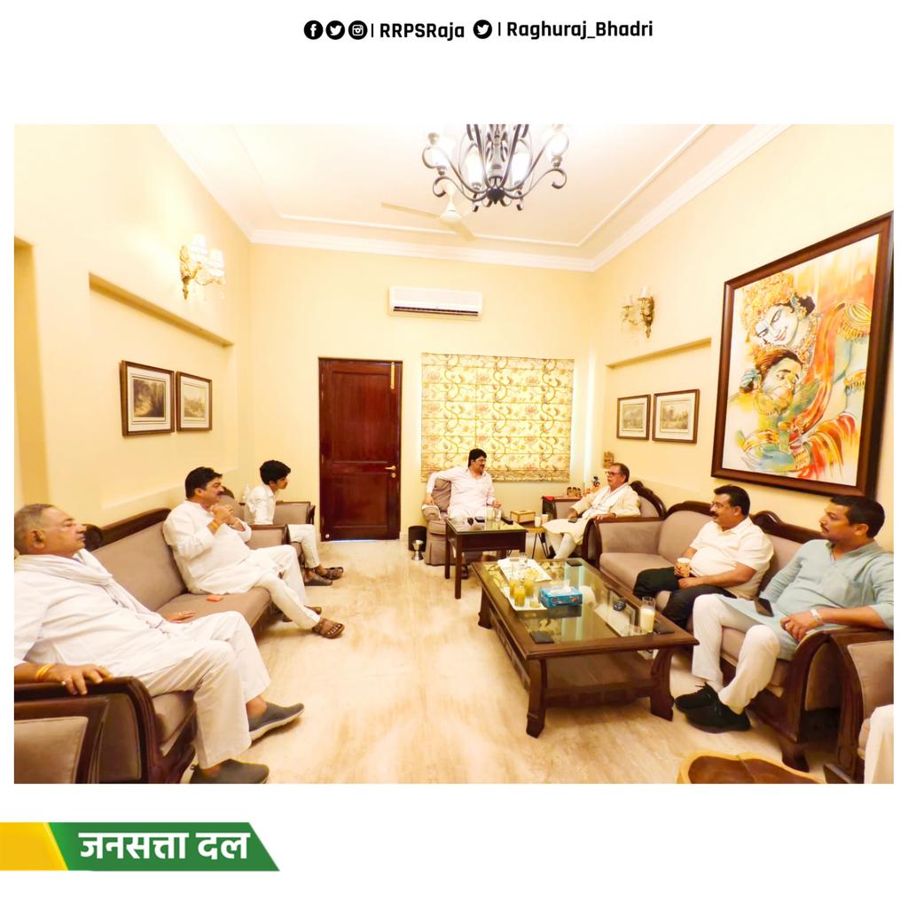 rajusingh09889's tweet image. मध्य प्रदेश के पूर्व मुख्यमंत्री स्व. अर्जुन सिंह जी के सुपुत्र व मध्यप्रदेश विधानसभा के पूर्व नेता प्रतिपक्ष एवं चुरहट विधानसभा से कांग्रेस विधायक श्री अजय सिंह उर्फ राहुल भैया जी ने आज राजभवन बेंती में जनसत्ता दल के राष्ट्रीय अध्यक्ष माननीय राजा भइया जी से शिष्टाचार भेंट की।