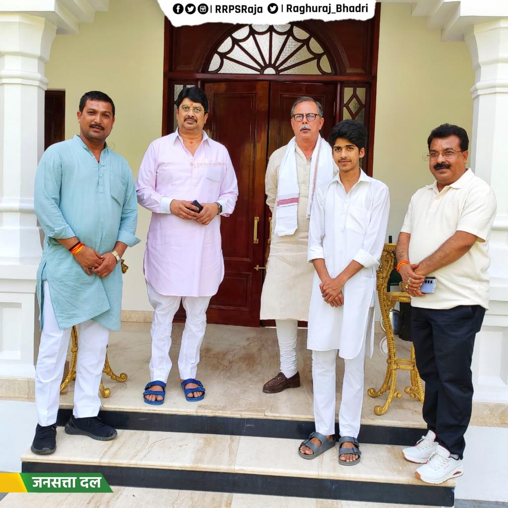 rajusingh09889's tweet image. मध्य प्रदेश के पूर्व मुख्यमंत्री स्व. अर्जुन सिंह जी के सुपुत्र व मध्यप्रदेश विधानसभा के पूर्व नेता प्रतिपक्ष एवं चुरहट विधानसभा से कांग्रेस विधायक श्री अजय सिंह उर्फ राहुल भैया जी ने आज राजभवन बेंती में जनसत्ता दल के राष्ट्रीय अध्यक्ष माननीय राजा भइया जी से शिष्टाचार भेंट की।