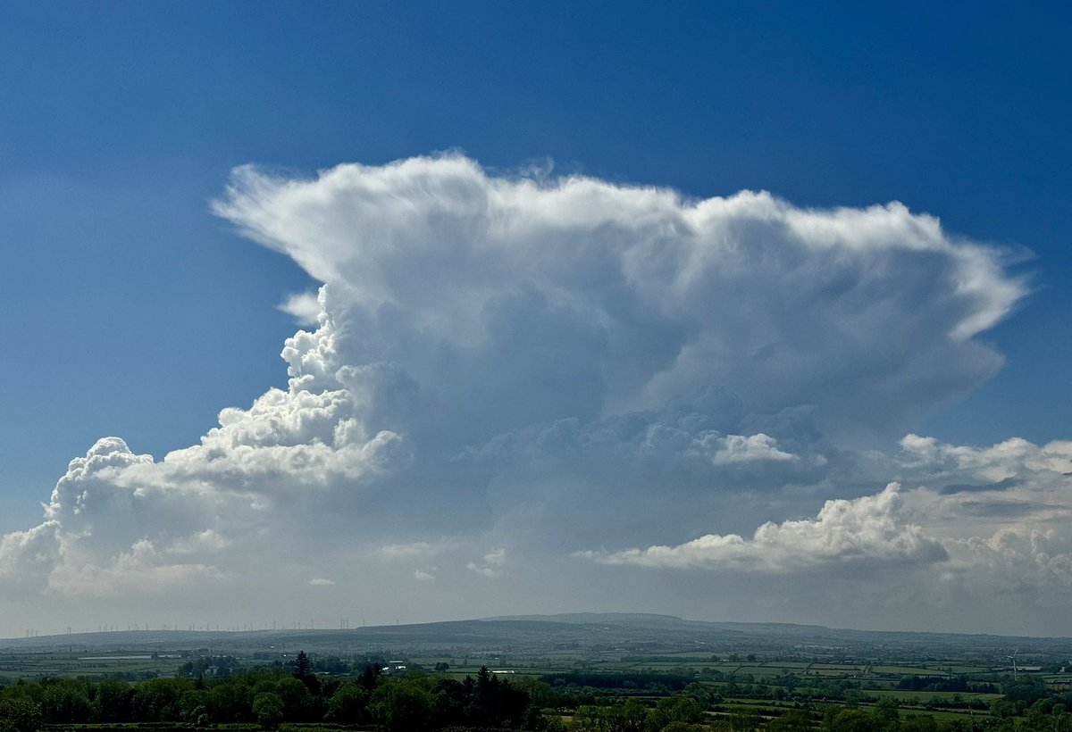 Unreal scenes building now over Donegal (image 1), and South Sperrins (image 2)😮🌩️ @bbcniweather @UTVNews @angie_weather @barrabest @WeatherCee @geoff_maskell @Louise_utv @StormHour