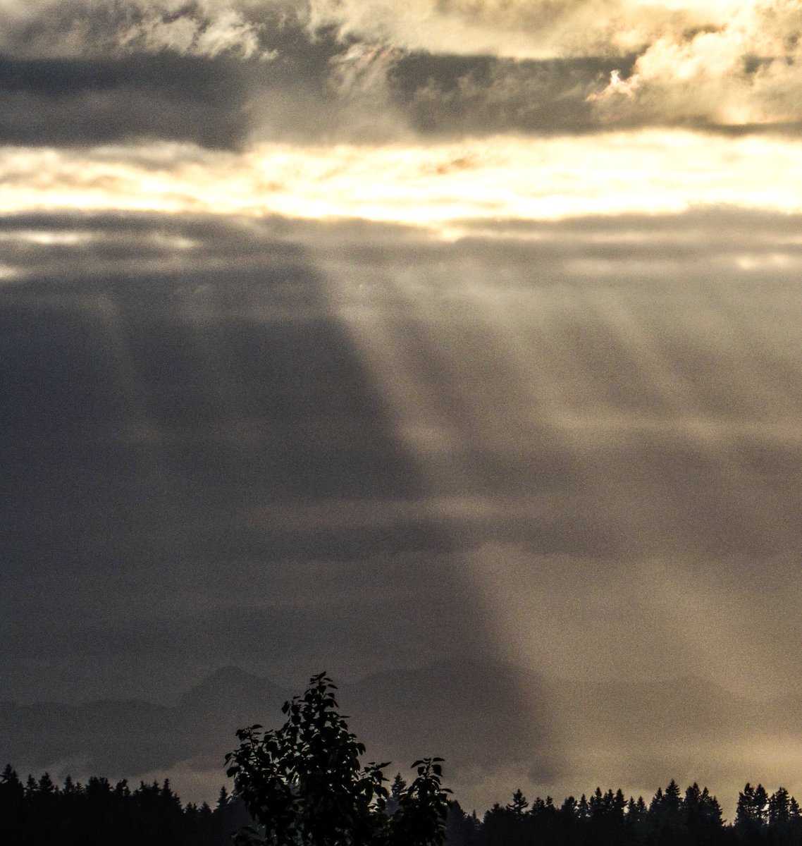 Looking east this morning, the 'spotlight' was shining on the Kirkland area. #wawx